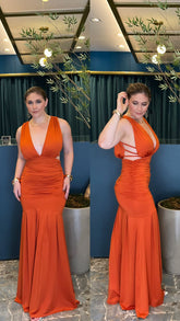 Vestido de Festa Longo com Decote e Recortes Laterais - Tecido Fluity