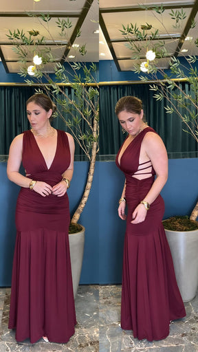 Vestido de Festa Longo com Decote e Recortes Laterais - Tecido Fluity