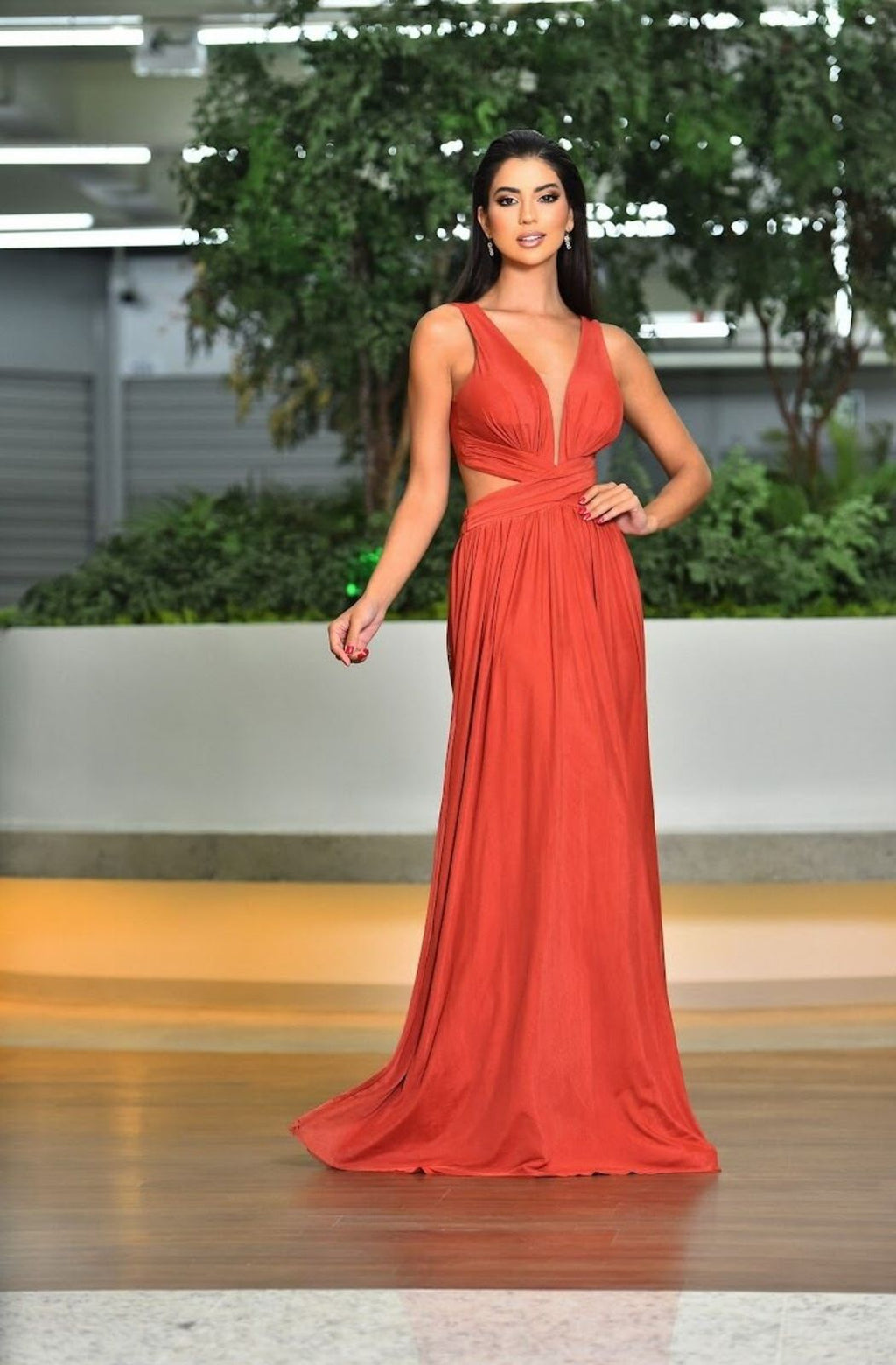 Vestido Longo Com Recortes - Tecido Micro Tule