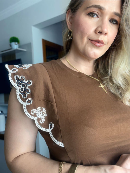 blusa manga curta bordada