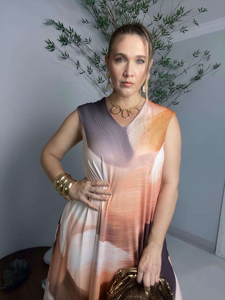 vestido fluido com alças largas