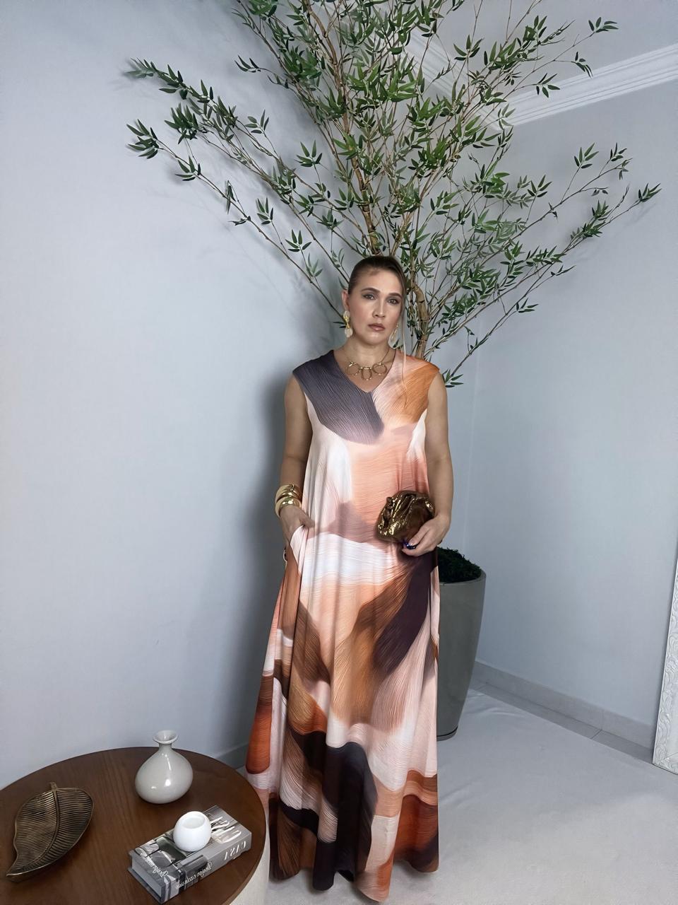 vestido fluido com alças largas