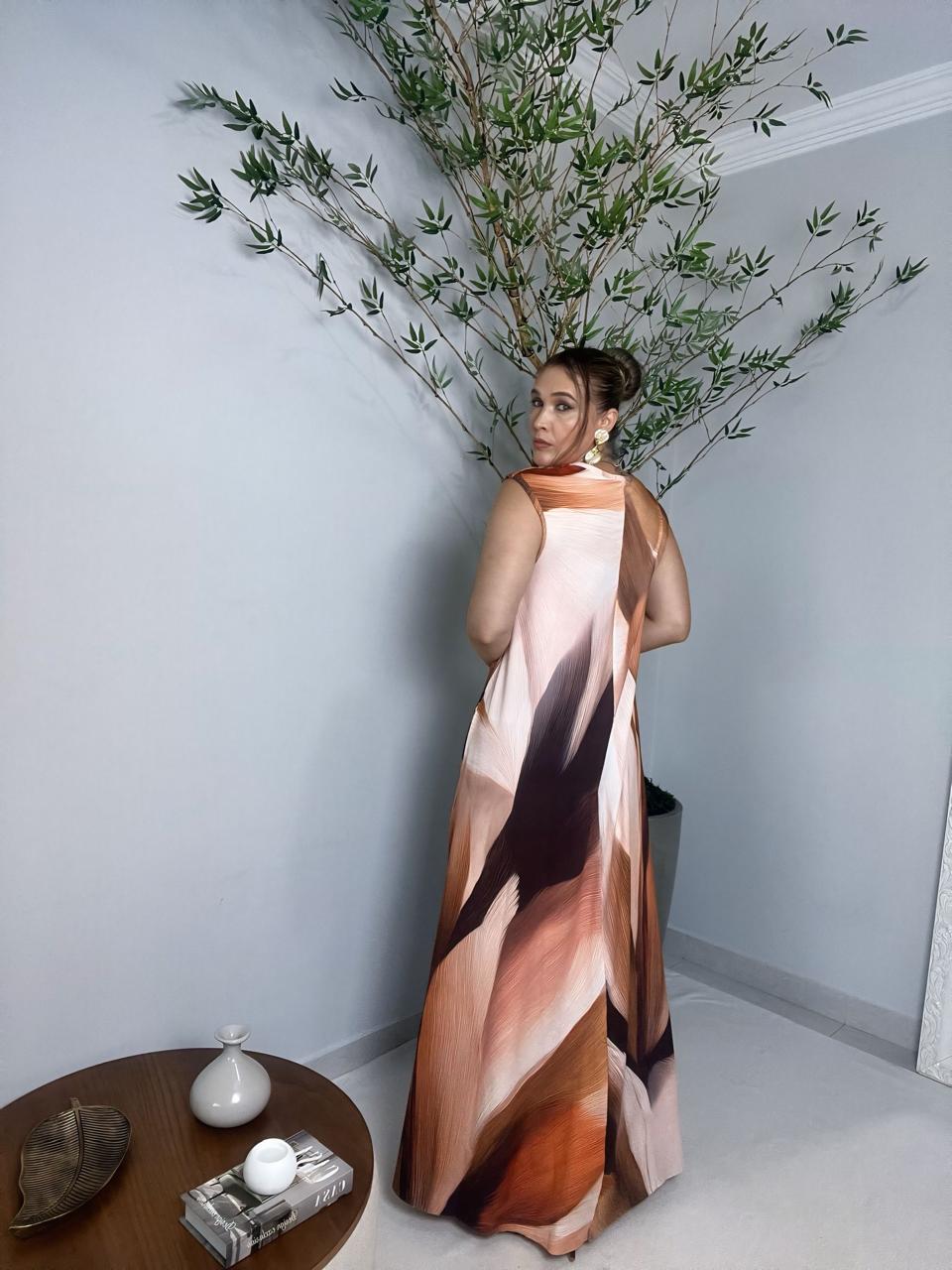 vestido fluido com alças largas