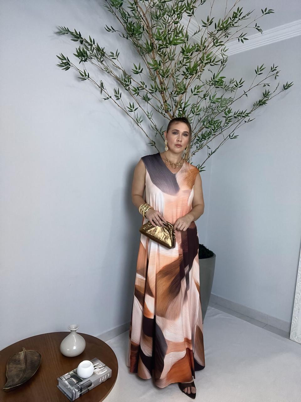 vestido fluido com alças largas