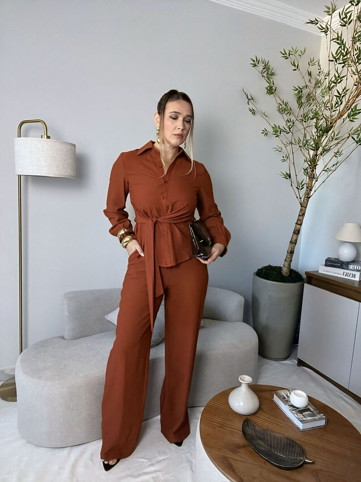 conjunto de calça e camisa