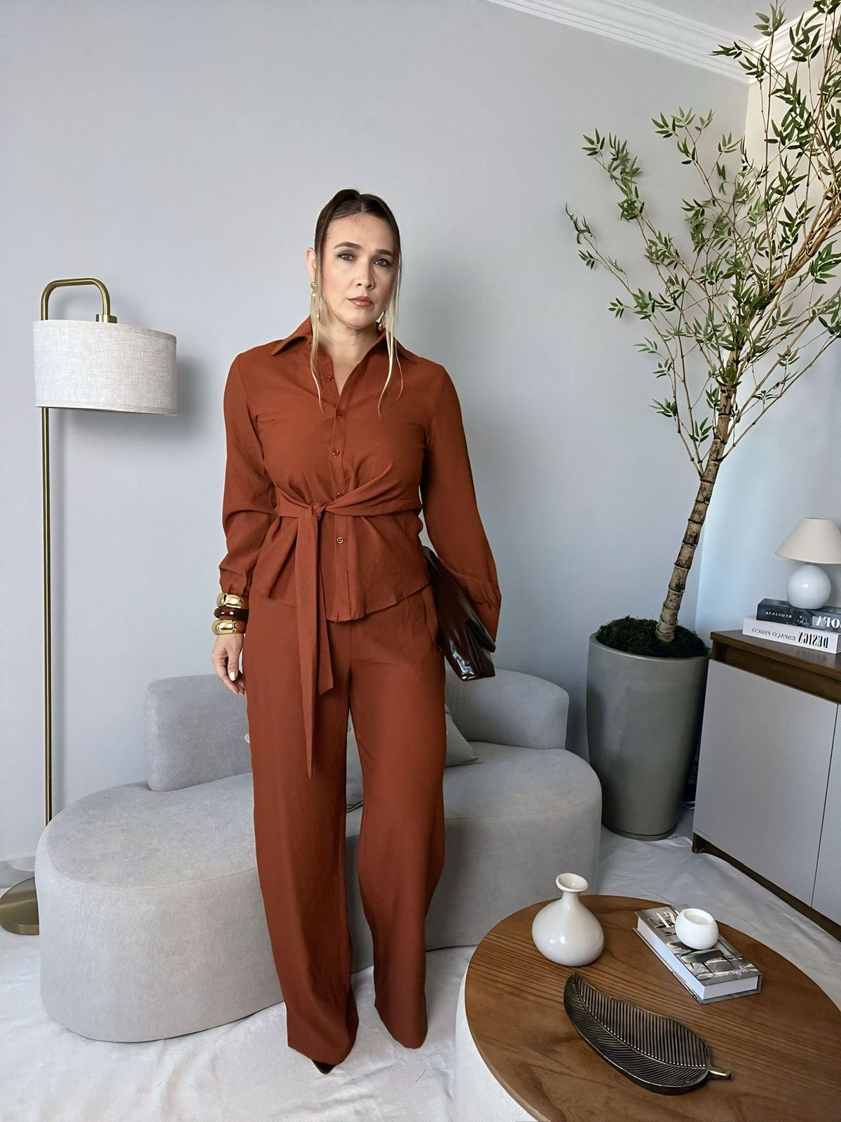 conjunto de calça e camisa