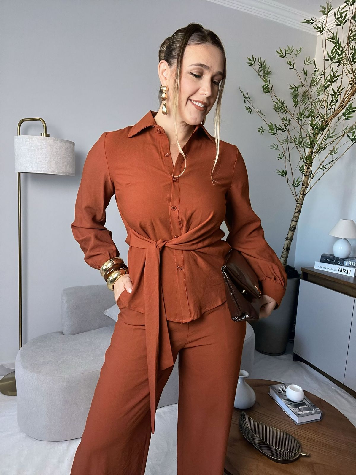 conjunto de calça e camisa