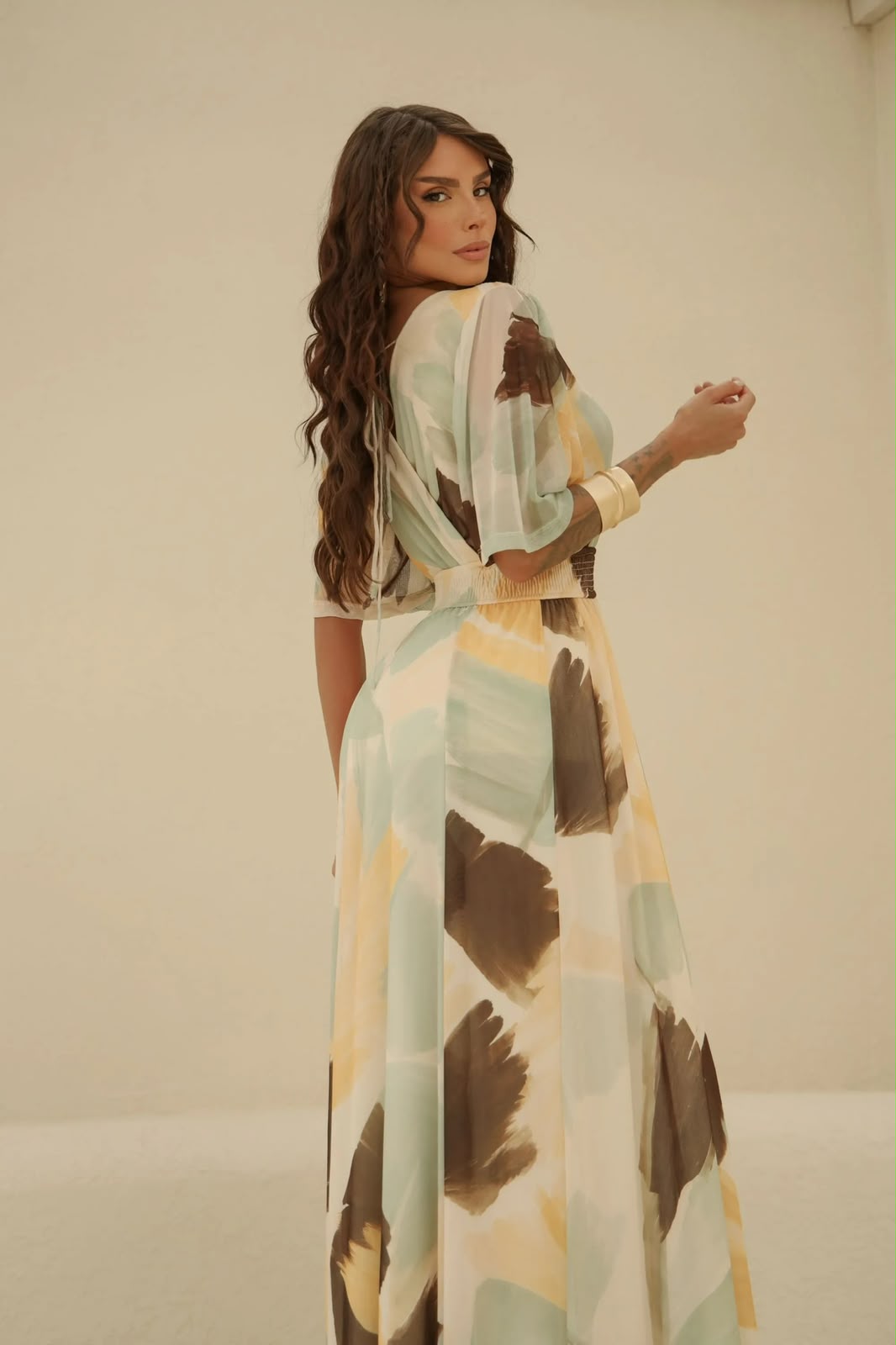 vestido midi acimetrico gola V
