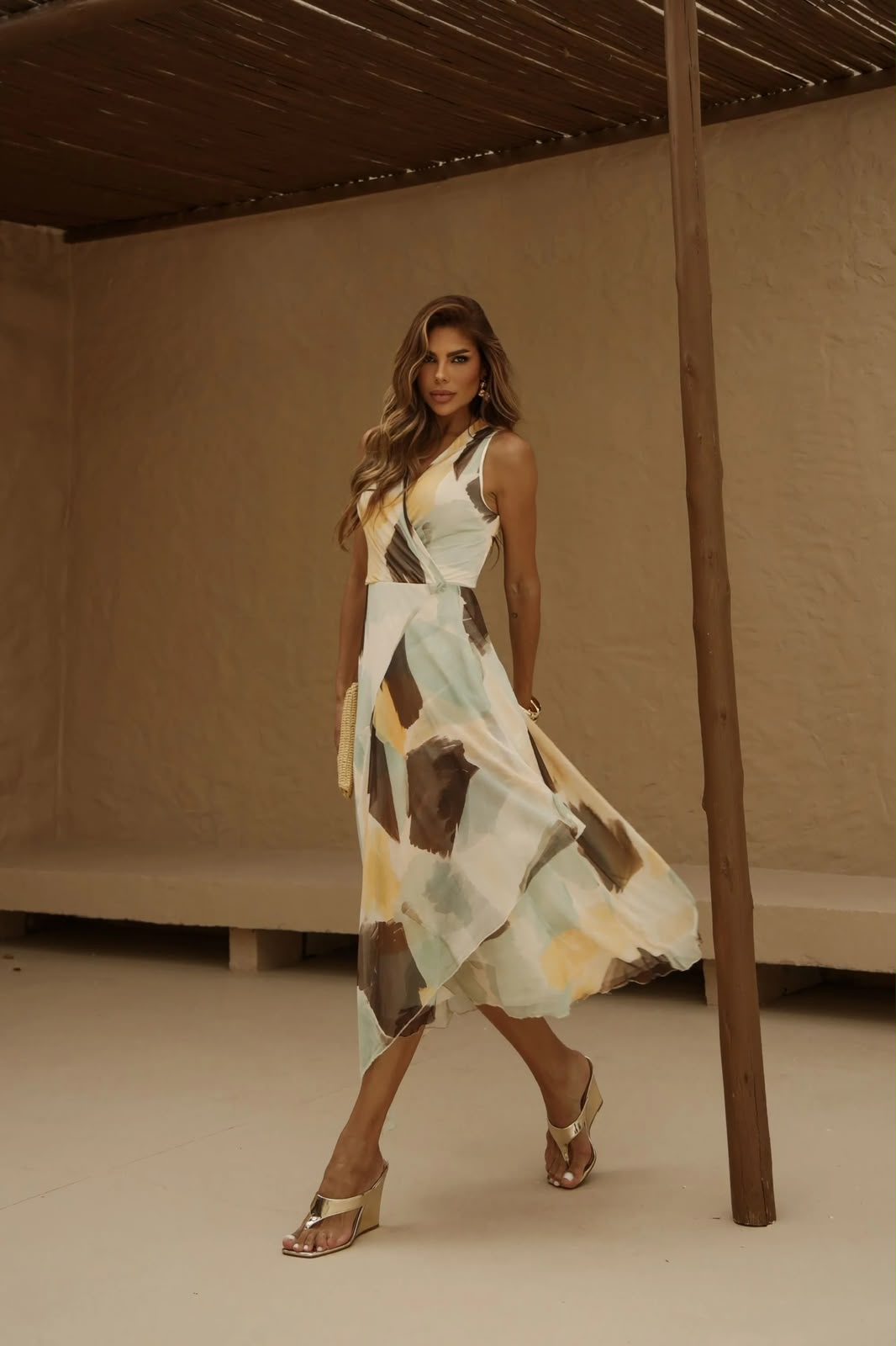 vestido midi acimetrico gola V