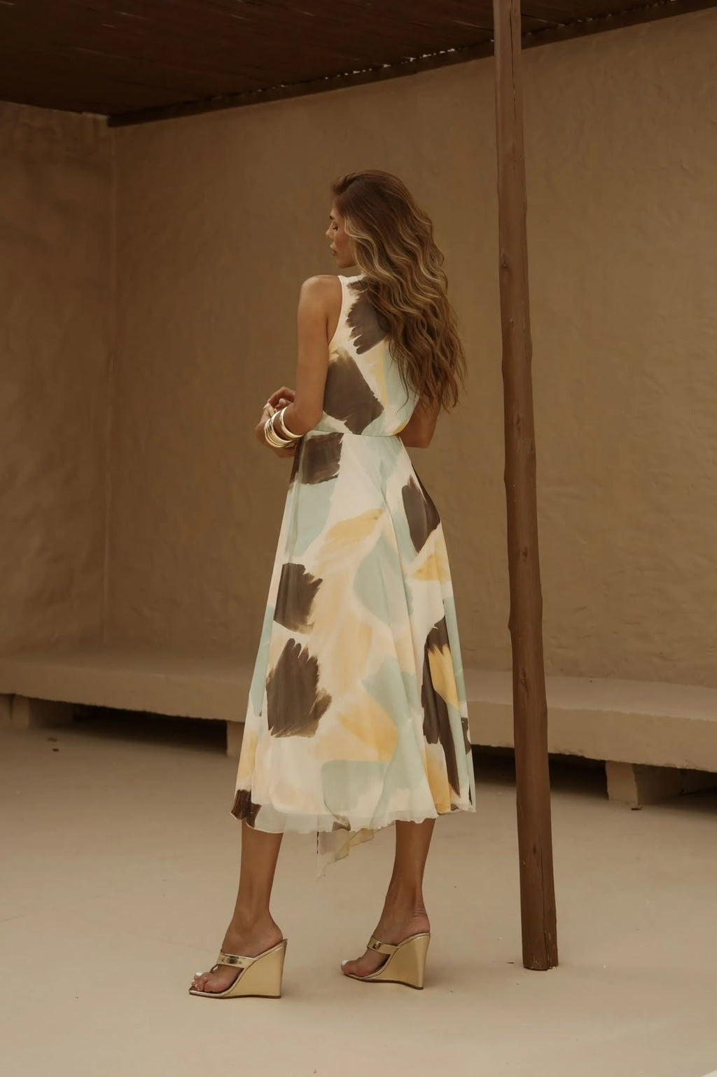 vestido midi acimetrico gola V