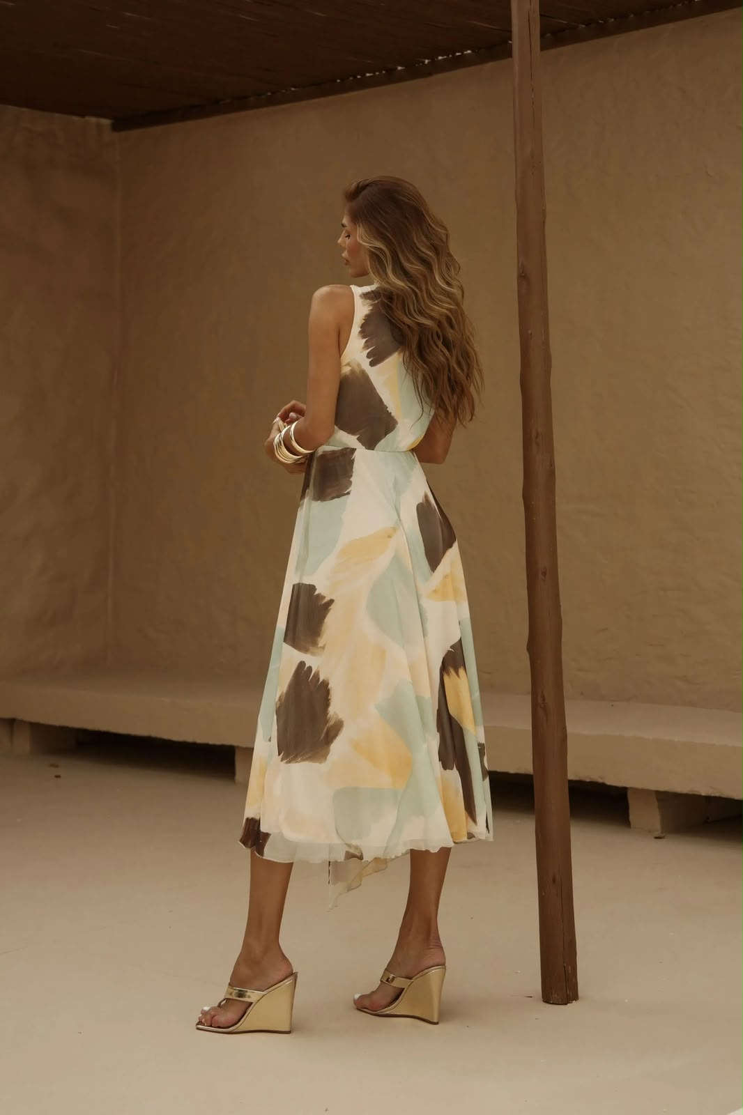 vestido midi acimetrico gola V