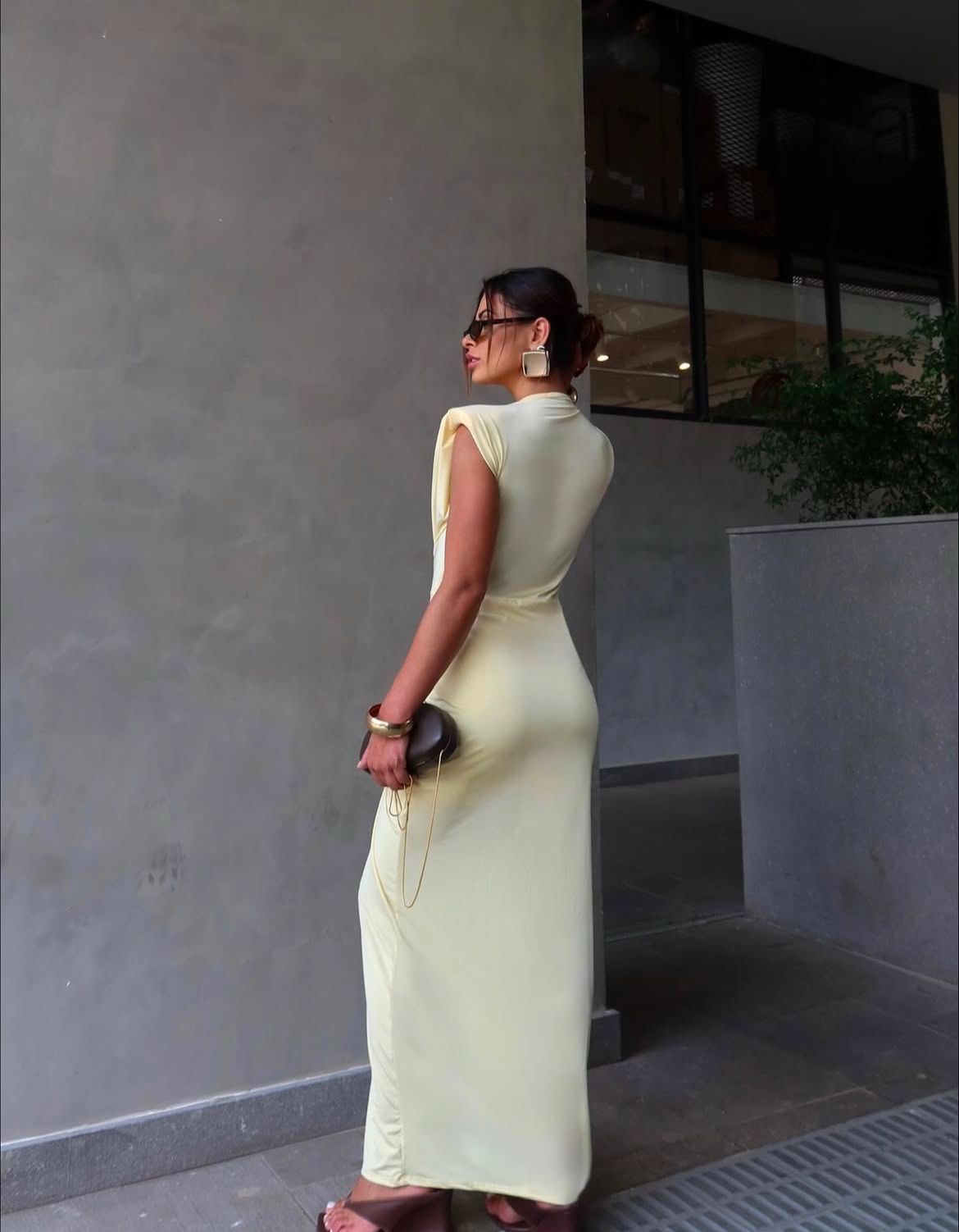 Vestido Mídi Decote Profundo - Tecido Fluity